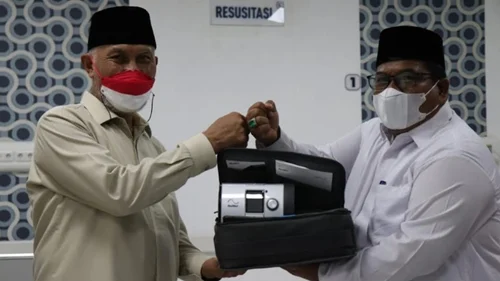 Gubernur Sumbar Serahkan Dua Ventilator Dari Presiden RI Untuk RSUD Padang Pariaman