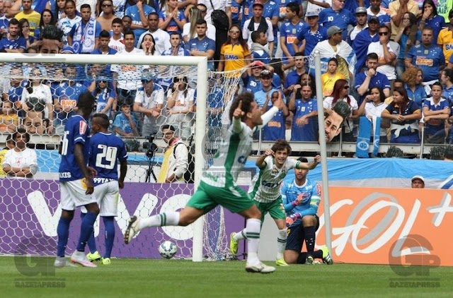 Sem pedir licença, Chapecoense abre a geladeira e faz a festa na casa de Luxembugo.