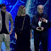 Συγκλονιστική στιγμή για τον αθλητισμό: Ο Σέρχιο Αραούχο Χάρισε το βραβείο Fair Play στους γονείς του Άλκη (Video)