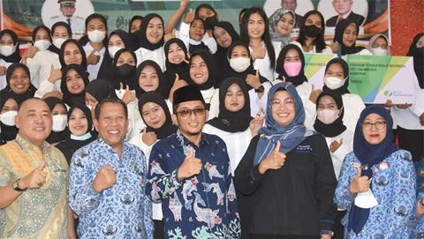 Hendri Septa bersama Pekerja Migran Indonesia Asal Padang ke Malaysia