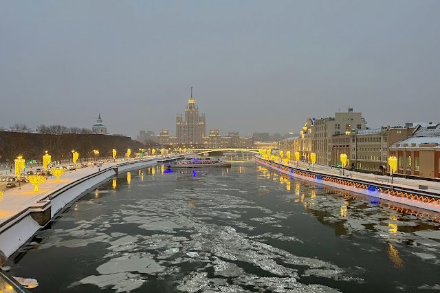 Зарядье, вид с «Парящего моста», Москворецкая набережная, Москва-река, Раушская набережная