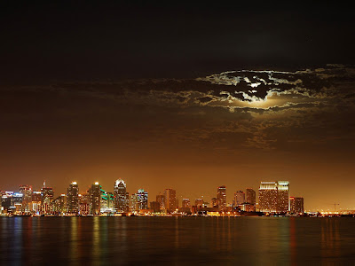 ciudad-en-la-noche-iluminada-por-sus-luces