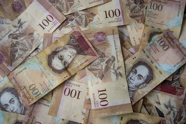 Di Venezuela, Uang Dijadikan Pembungkus Makanan Pinggir Jalan