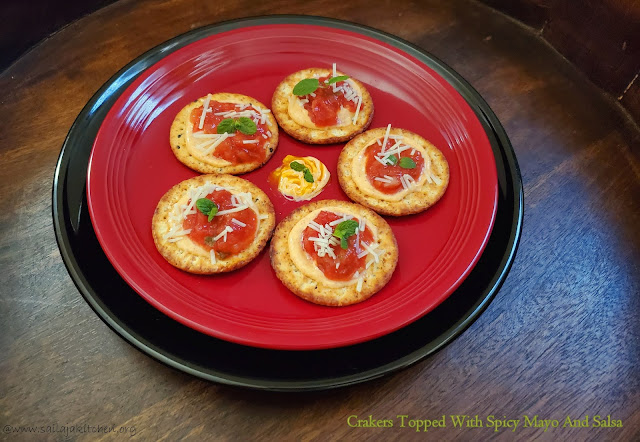images of Crackers Topped with Spicy Mayo And Salsa / Ideas For Cracker Toppings / Easy Cracker Toppings / Easy Starters Recipes