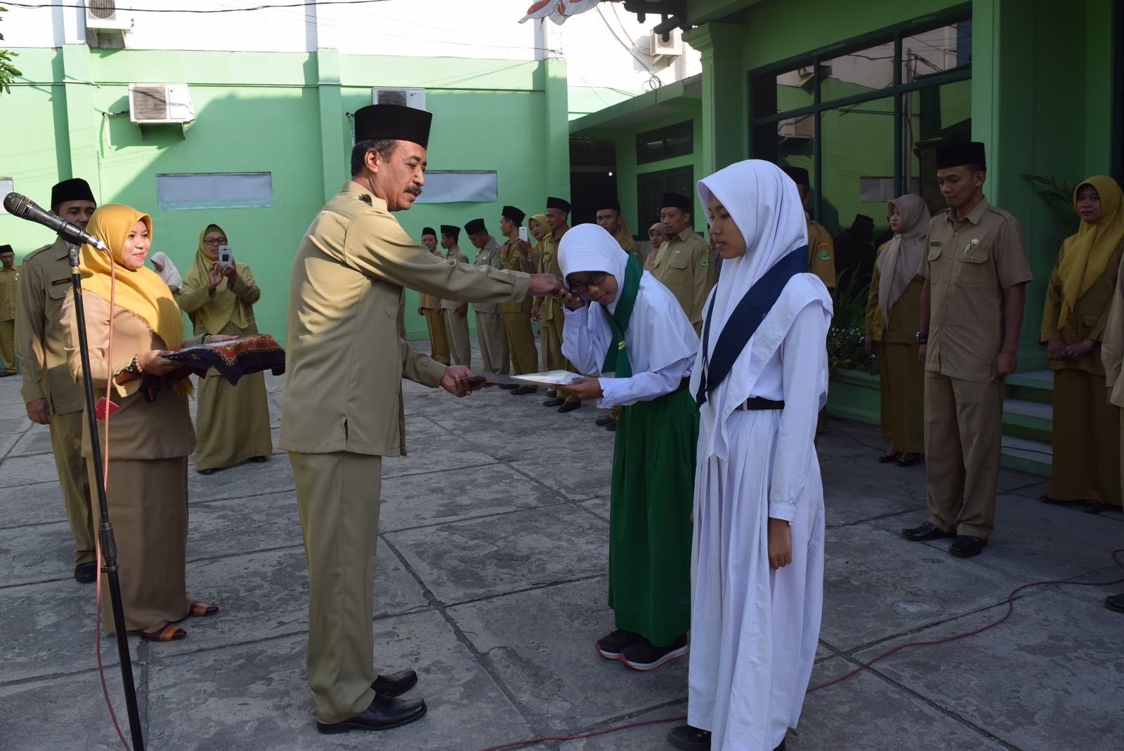 Kemenag Ngawi Beri Penghargaan Pada Dua Siswa Berprestasi Di Ajang