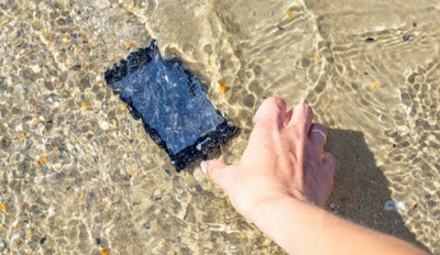 Is your smartphone submerged in water? Explanation of what to do right away.