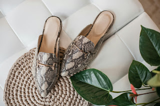 une paire de mules pour femme