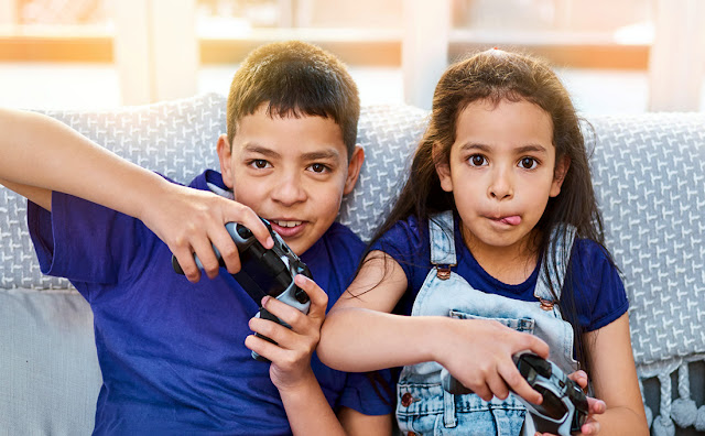 Crianças jogando video-game