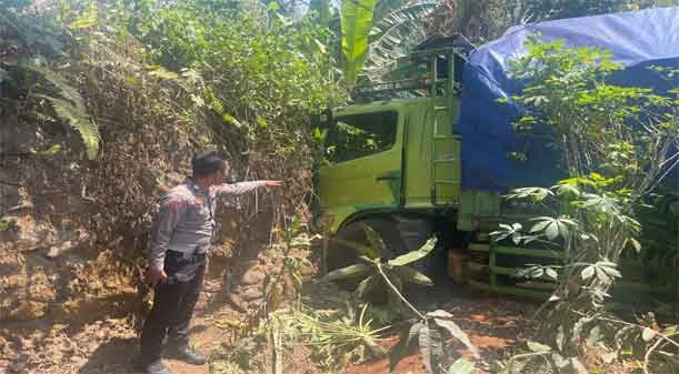 Truk Gandeng Tabrak Pedagang Asongan dan Motor di Alas Roban, Seorang Pejalan Kaki Patah Tulang