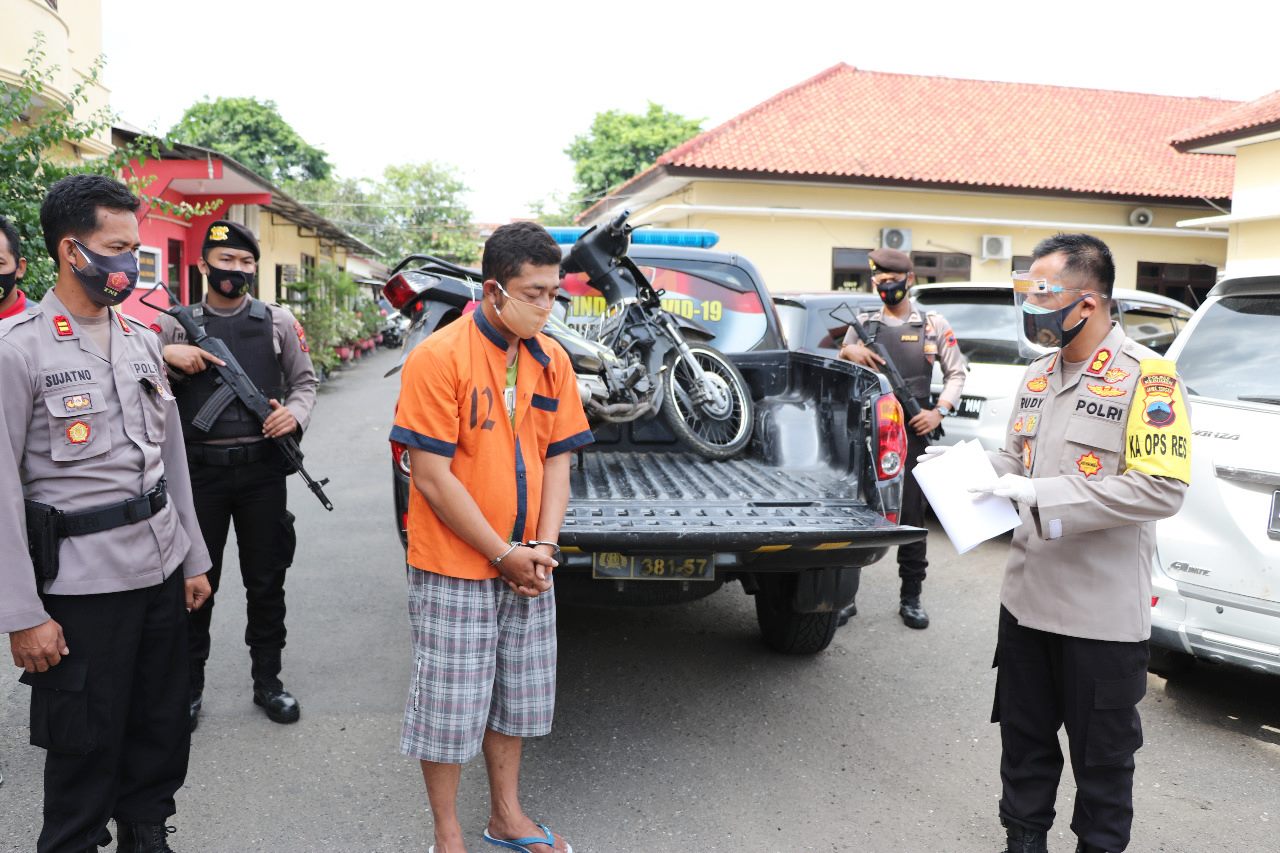 Tersangka Masuk Toko saat Penjaga Lengah, Honda Supra Fit Milik Juragan Raib Dibawa Kabur