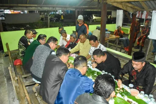 Makan Beralas Daun Pisang Ala Simpang Akhirat, Wako Hendri Septa: Enak dan Enak Sekali