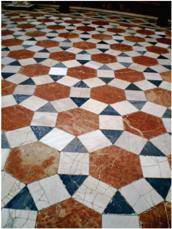 A foto mostra o piso de um museu em Sevilha