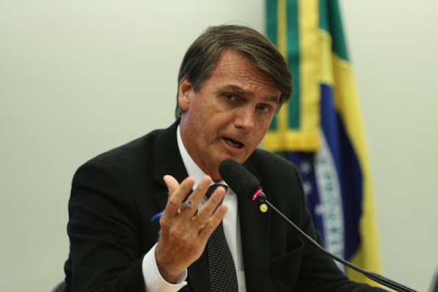 Bolsonaro e filhos empregaram a ex-mulher e parentes dela em seus gabinetes nos últimos 20 anos, diz jornal