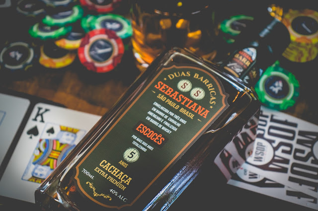 Cachaça envelhecida por 5 anos em mesa de poker