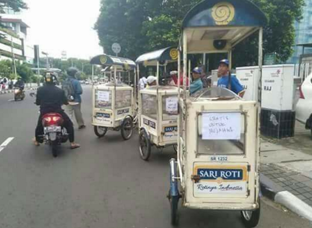 Kisah Sedih Penjual Sari Roti: "Saya Ndak Ngerti Ada Apa, Sampai Hari Ini Belum Ada Laku"