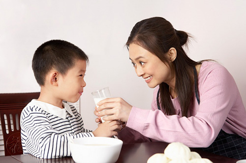 Mẹo hay giúp mẹ chọn và bảo quản bình sữa cho bé