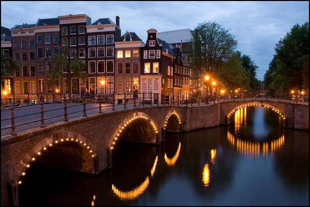 Banyak Jembatan di Amsterdam 