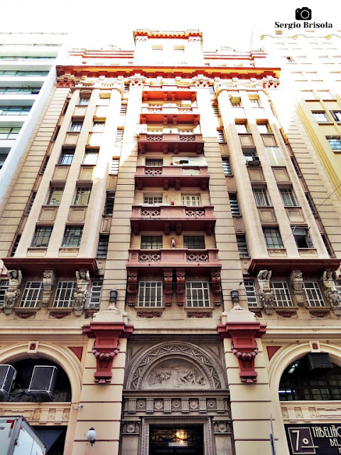 Vista ampla da fachada do Palacete Chavantes - Centro - São Paulo