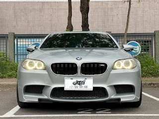 洪先生有一台 BMW 2012 F90 M5 ，雖然車很漂亮，但因為銀色加上V8大馬力 ，所以很多車商不敢收。最後找上我們小曾團隊估價 !!    洪先生的愛車里程只有六萬多公里超低的 !!配備又超級多 !!!左2右6按鍵、電動天窗、藍色M卡鉗、四區恆溫空調、抬頭顯示器、360環景輔助系統、車道輔助警示、車門動力緊閉系統、電動尾門。  我們網路估價之後，洪先生覺得價格可以接受 ，隔天我們就衝去看車了!!!實車發現車真的很水，幾乎不用整理 ，加上我們又很熟 BMW 不怕賣不掉 。F90 M5 跑起來又猛又快 ，當然很多客人想要啦!! 所以現場聊了一下 ，洪先生就決定將愛車給我們收購了!!!  我們直接把錢給洪先生然後開去過戶 !!  謝謝洪先生挺我們欸 !! F90 M5 超會跑的 車況又超讚!!買來不用改就直接八掉一堆人啦 !!