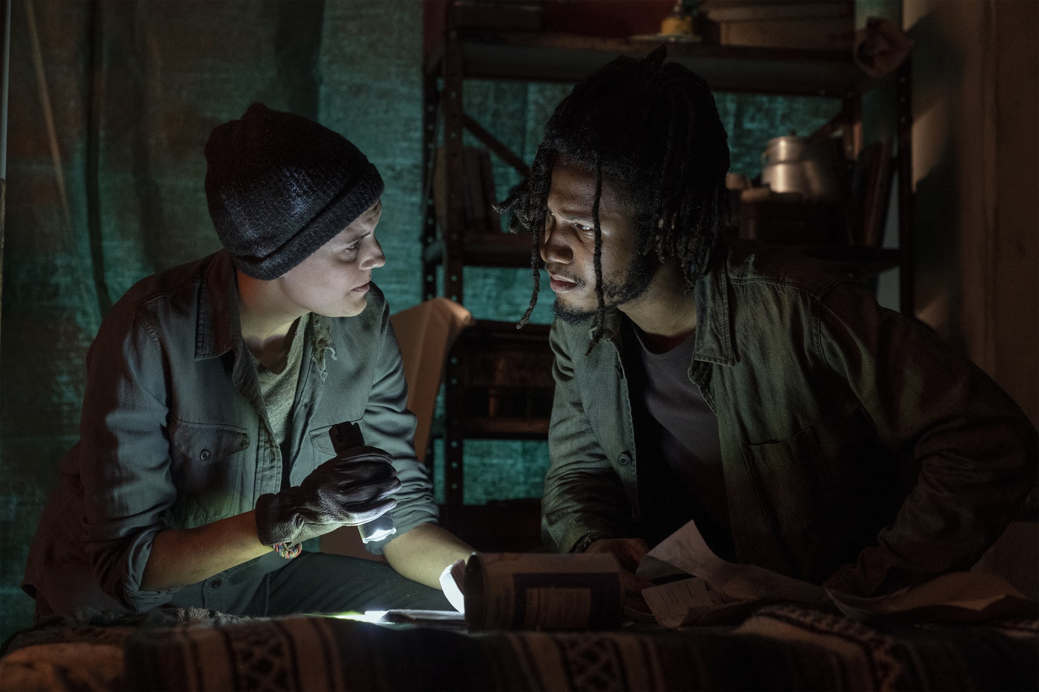 Althea y Wes revisan las cosas de Derek en Fear the Walking Dead