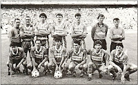 REAL VALLADOLID DEPORTIVO. Temporada 1988-89. Aramayo (masajista), Peña, Fernando Hierro, Gonzalo, Albesa, Ravnic, Luismi (utillero). Albis, Minguela, Lemos, Damián, Miljus y Jankovic. REAL MADRID 1 (Gordillo), REAL VALLADOLID 0. 30/06/1989. Copa del Rey, final. Madrid, estadio Vicente Calderón. Era la 2ª final que jugaba el Real Valladolid y la 31ª que jugaba el Real Madrid. Al final del partido, el capitán madridista Ricardo Gallego recibió la Copa de manos del Rey Juan Carlos I. COPA DEL REY, 85ª EDICIÓN: El REAL MADRID ganó su 16º título de Copa.