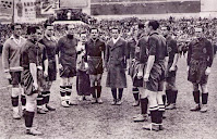 Selección de ESPAÑA - Temporada 1933-34 - ESPAÑA 9 (Chacho, Lángara 5, Luis Regueiro 2 y Vantolrá), PORTUGAL 0 - 11/03/1934 - Mundial de Italia de 1934, fase de clasificación, partido de ida - Madrid, campo de Chamartín - Alineación: Zamora; Zabalo, Quincoces; Cilaurren, Marculeta, Fede; Vantolrá, Luis Regueiro, Lángara, Chacho y Gorostiza - Los jugadores españoles escuchando el himno