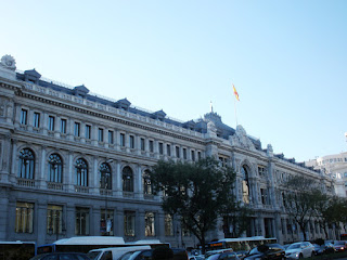 La extensa fachada de la calle Alcalá muestra la grandiosidad del Banco de España.