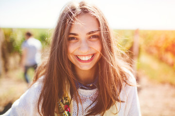 chica alegre de bella sonrisa