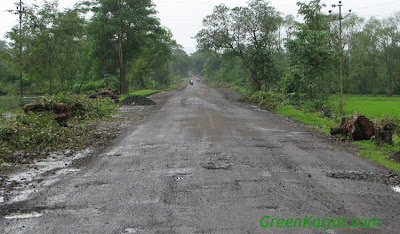 potholed road in karjat