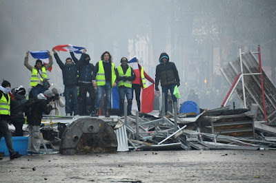 Mentre la polizia francese sta cercando di capire se a svaligiare Dior per mezzo milione di gioielli agli Champs-Elysees, sabato scorso, siano stati i manifestanti o dei ladri infiltrati, il ministro francese dell’Ambiente, Francois de Rugy, ha incontrato alcuni degli otto “messaggeri” dei gilet gialli