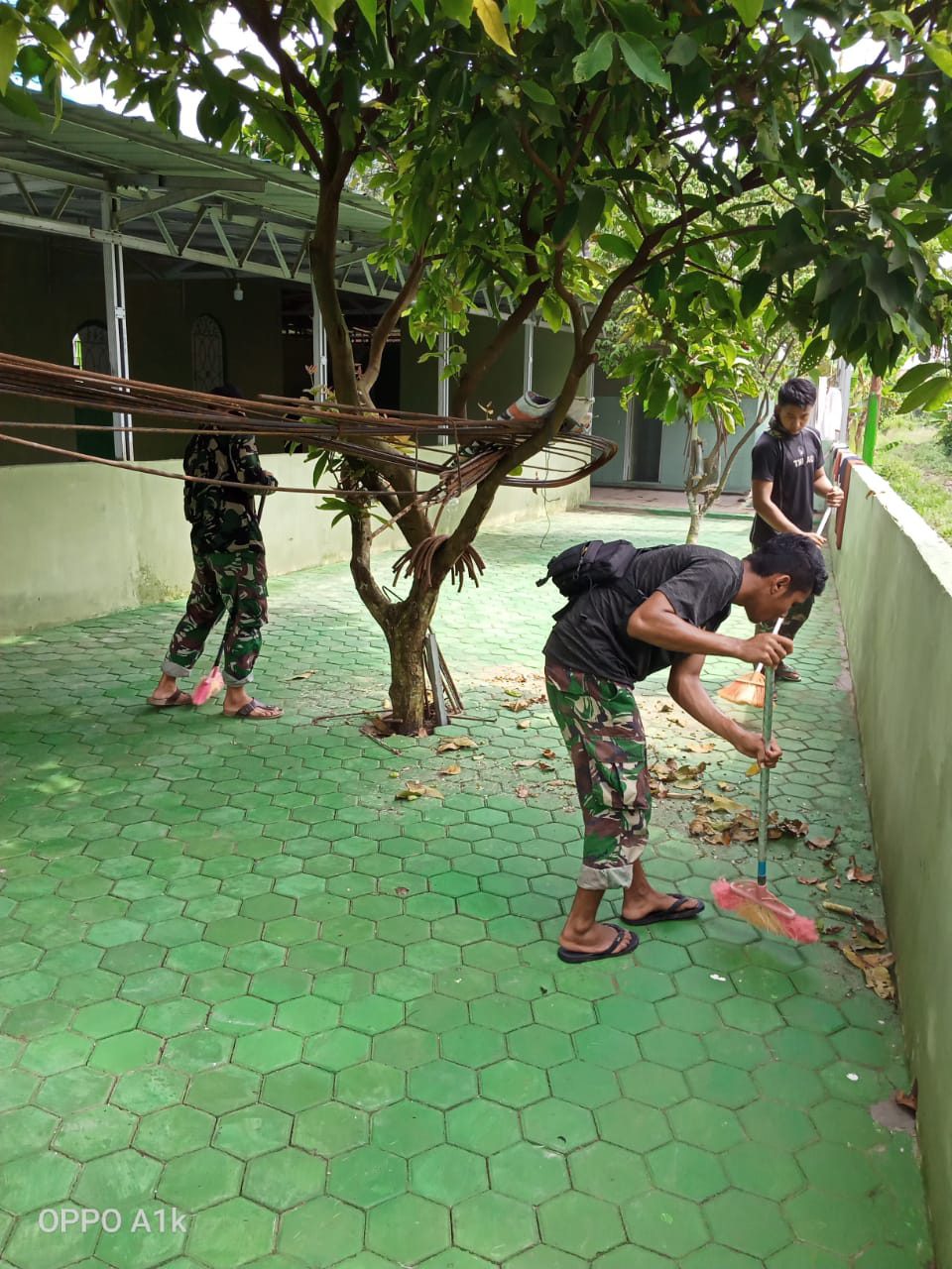 Meski telah rampung 100 persen, satgas TMMD rajin bersihkan halaman masjid Nurul Imam