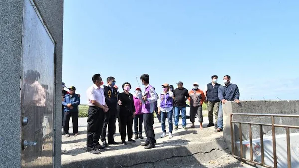 ▲王惠美縣長視察過湖排水及五間寮排水增設閘門式抽水機工程。（圖／彰化縣政府提供）