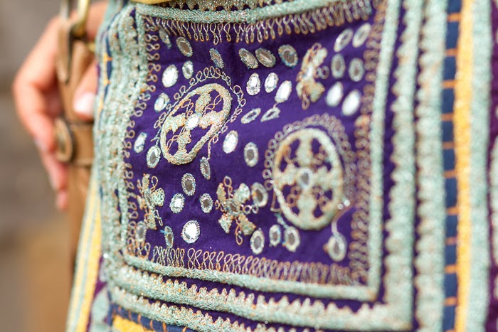 Falda bordados étnicos y espejos de Zara