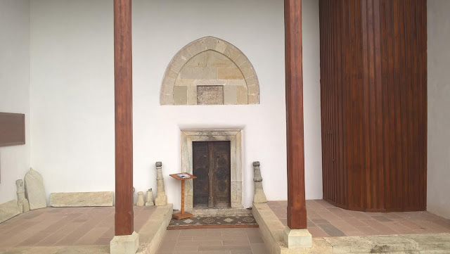 Mahmut Bey Camii (Çivisiz Camii) giriş kapısı.