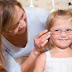 كيف تعرفي بأن طفلك بحاجة الى نظارة طبية؟