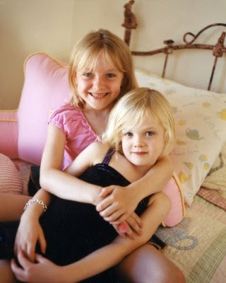 Elle and her sister Dakota