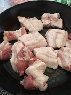 刻んだ豚バラ肉を炒める
