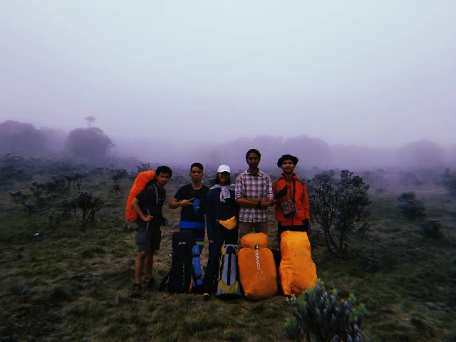 foto mendaki gunung