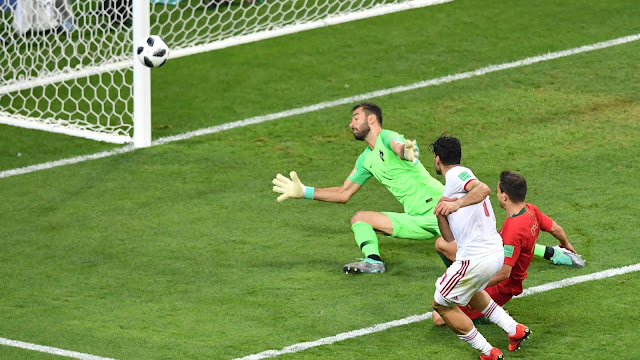 A centímetros del gol quedó este tiro de Irán que pudo eliminar a Portugal