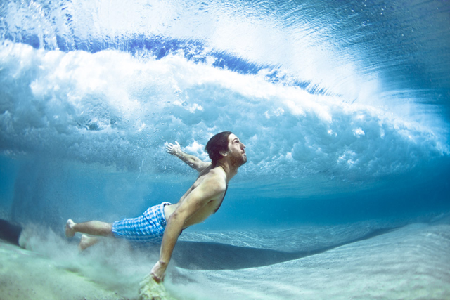 Fotos submersas de banhistas passando debaixo de ondas