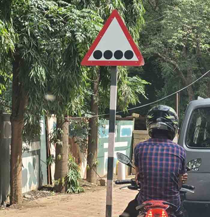 Bangalore, Karnataka, News, Top-Headlines, Traffic, Twitter, Post, Police, Social-Media, New traffic sign spotted by twitter, Bengaluru traffic police explains its meaning.