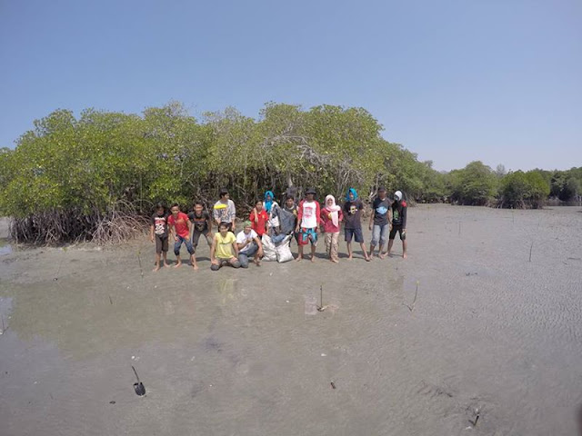 Para peserta setelah kegiatan pembersihan kawasan pantai Gonda, desa Laliko, Campalagian