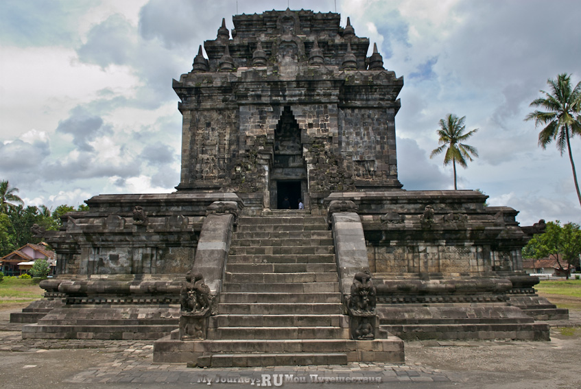 Candi Mendut,Java,Indonesia.  Nakarasido Hita