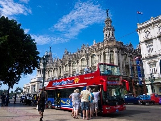 Turistas abordan el habana bustour en la habana vieja