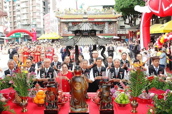 ▲台中樂成宮董事長何敏誠說，樂成宮每年未婚聯誼活動見證了千里姻緣一線牽，並由媽祖為信眾證婚賜福，見證得來不易的緣分能修成正果，庇佑新人婚姻幸福美滿，成就佳話。（記者林明佑翻攝）