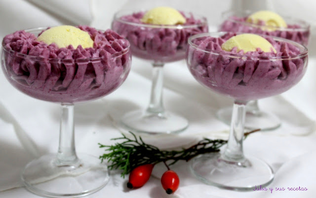 Copa de espuma de frambuesas y helado de vainilla. Julia y sus recetas