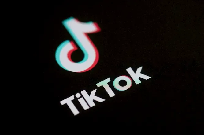 تطبيق TikTok يساعد الآباء على تقييد حسابات أبنائهم المراهقين.