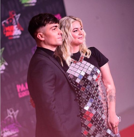 Louane Et Florian Rossi C Est Le Premier Tapis Rouge Du Couple Aux Nrj Music Awards