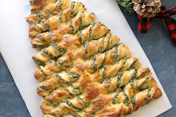 CHRISTMAS TREE SPINACH DIP BREADSTICKS