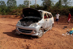 Mobil Avanza Menanbrak Pembatas Jalan 